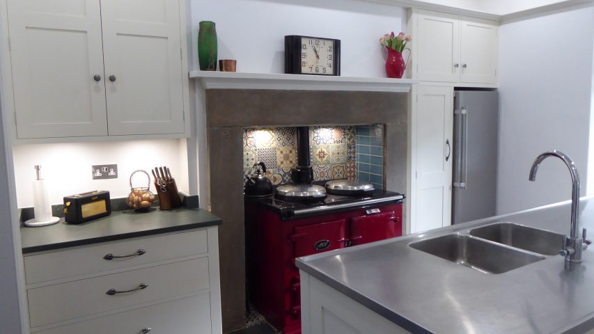 Painted Arts & Crafts Kitchen with Oak Detailing